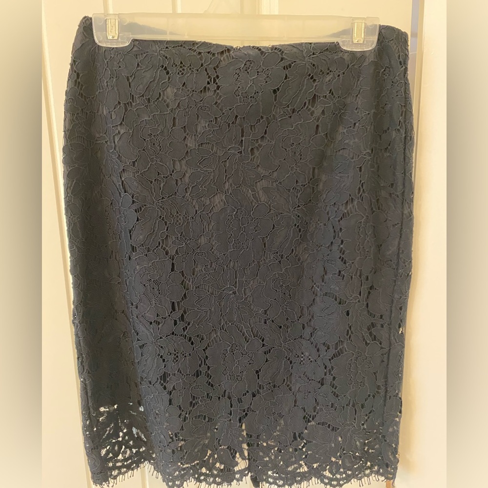 Banana Republic Size 2 Black Lace Skirt Knee Length